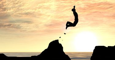 Lcken in der Bewerbung darstellen: Mann springt über Klippe