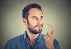 Sozialkompetenz nicht nur behaupten: Mann mit langer Nase
