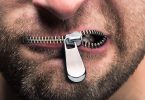 Sperrvermerk - Bitte um Vertraulichkeit: Mann mit Reißverschluss als Mund