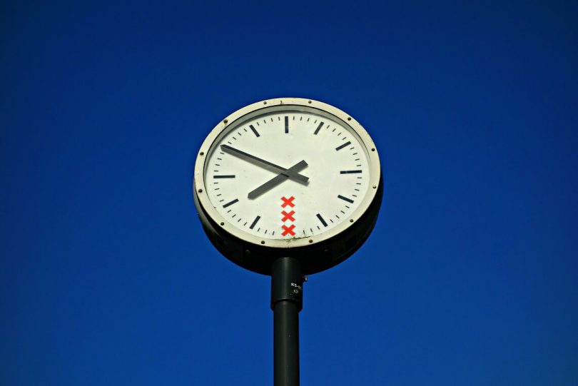 Uhr auf blauen Hintergrund