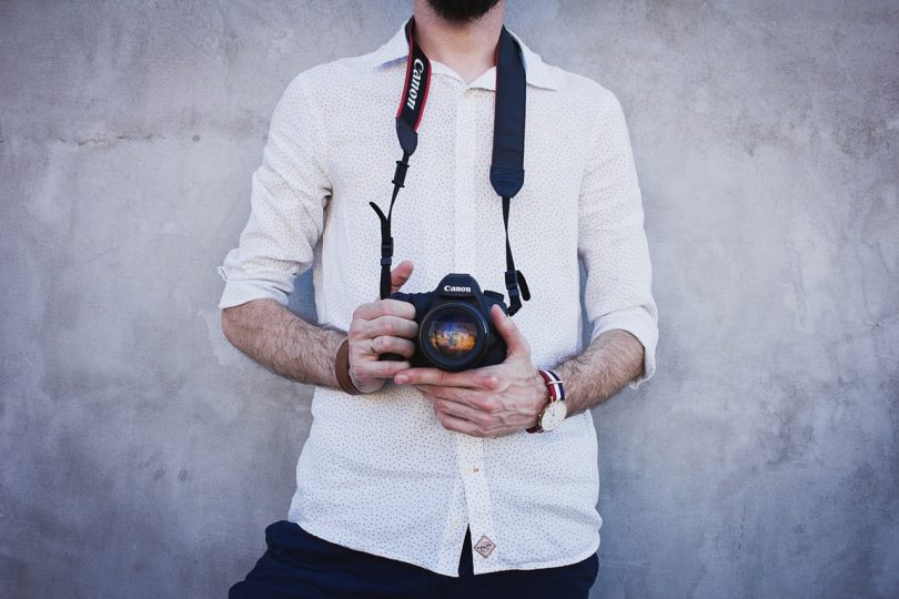 Fotograf mit weißem Hemd