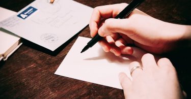 persönliche Anrede im Anschreiben: Schreibende Hand