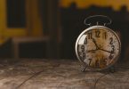 Zeitpunkt zum Versand der Bewerbung: Uhr in Sepia