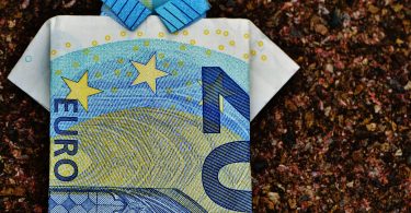 Finanzierungsmöglichkeiten für die berufliche Weiterbildung - 20 Euro-Schein gefaltet als Hemd
