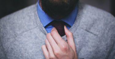 Mann mit Pullunder und Krawatte als Kleidung