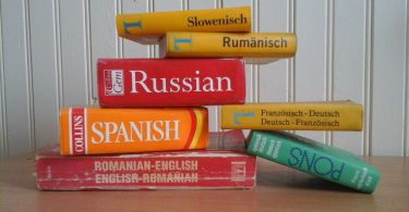 Sprachkenntnisse im Lebenslauf: Mehrere Wörterbücher übereinander gestapelt