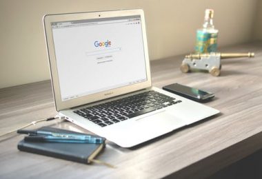 Laptop mit Google-Suche